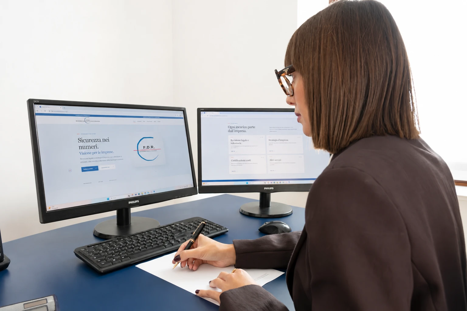 Giulia Veronese al lavoro con due monitor
